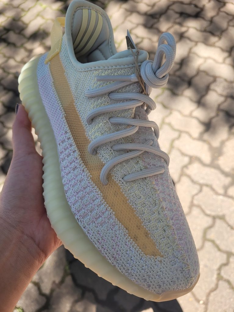 Avaliação de Yeezy Boost 350 V2 Light – Tênis Branco Unissex por Paola R.