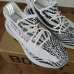 Avaliação de Yeezy Boost 350 V2 Zebra – Tênis Branco Unissex por Roger F.