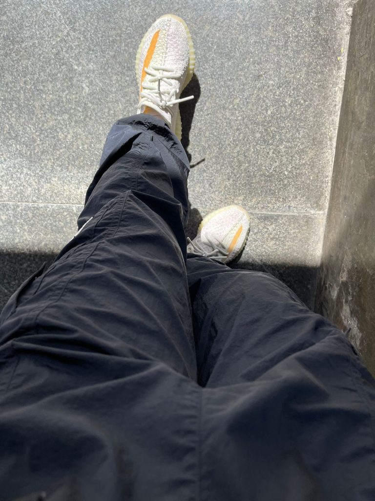 Avaliação de Yeezy Boost 350 V2 Light – Tênis Branco Unissex por Ana Julia G.