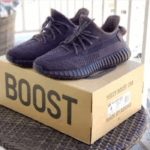 Avaliação de Yeezy Boost 350 V2 Black Non-Reflective – Tênis Preto Unissex por Oliver C.