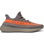 Perfil lateral do tênis Yeezy Boost 350 V2 Beluga da Adidas, sola BOOST e cabedal Primeknit cinza e laranja