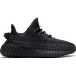 Vista lateral do Adidas Yeezy Boost 350 V2 Black Non-Reflective, cabedal Primeknit preto sólido e sola BOOST preta