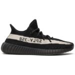 Adidas Yeezy Boost 350 V2 Oreo visto de lado, tecido Primeknit bicolor (preto e branco) e sola BOOST projetada para amortecimento