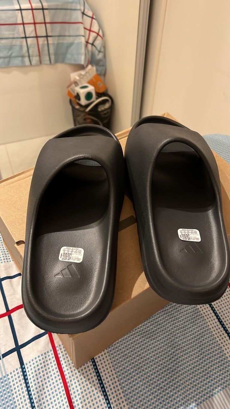 Avaliação de Yeezy Slide Onyx – Sandália Preta Unissex por Thiago A.