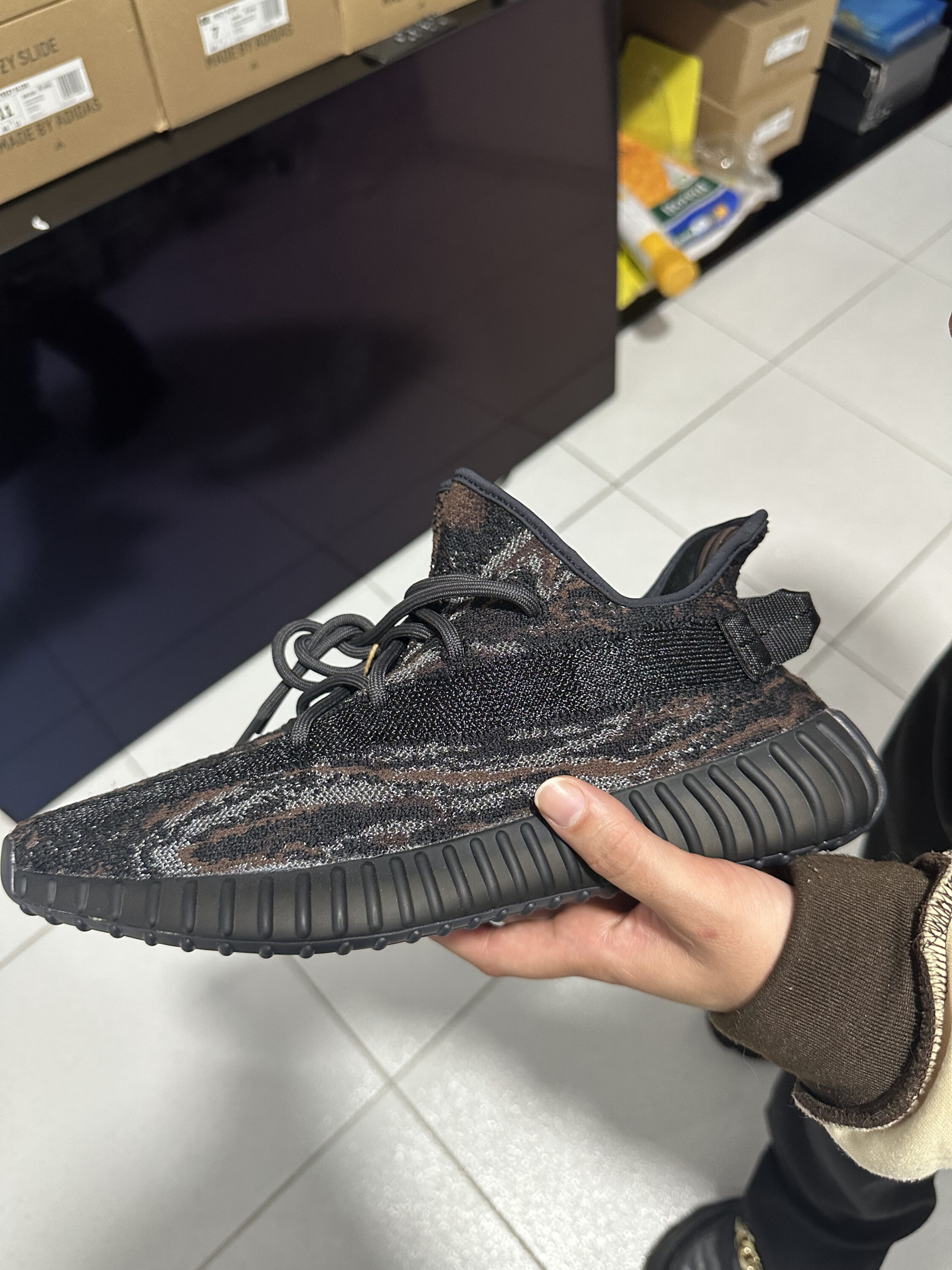 Sobre Nós 2 Yeezy Boost 350 em colorway escura