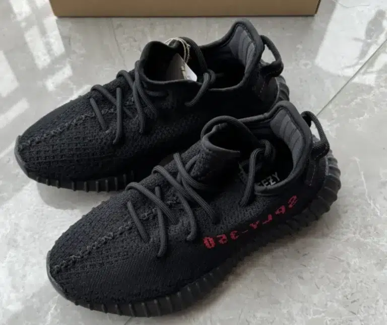 Avaliação de Yeezy Boost 350 V2 Bred por Tainá F.