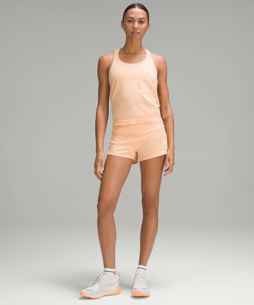 Lululemon Blissfeel Trail na cor Light Vapor / Bone / Florid Orange - Vista lateral
