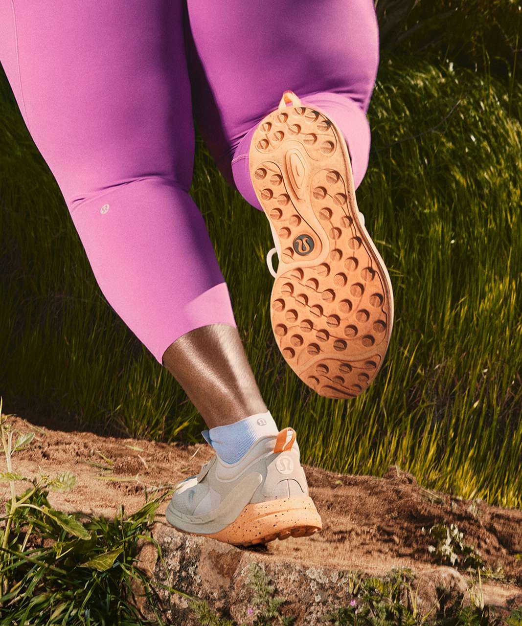 Lululemon Blissfeel Trail Light Vapor em ação na trilha